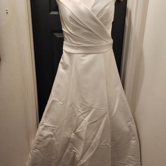 Oleg cassini wedding dress - Picture 2 of 5